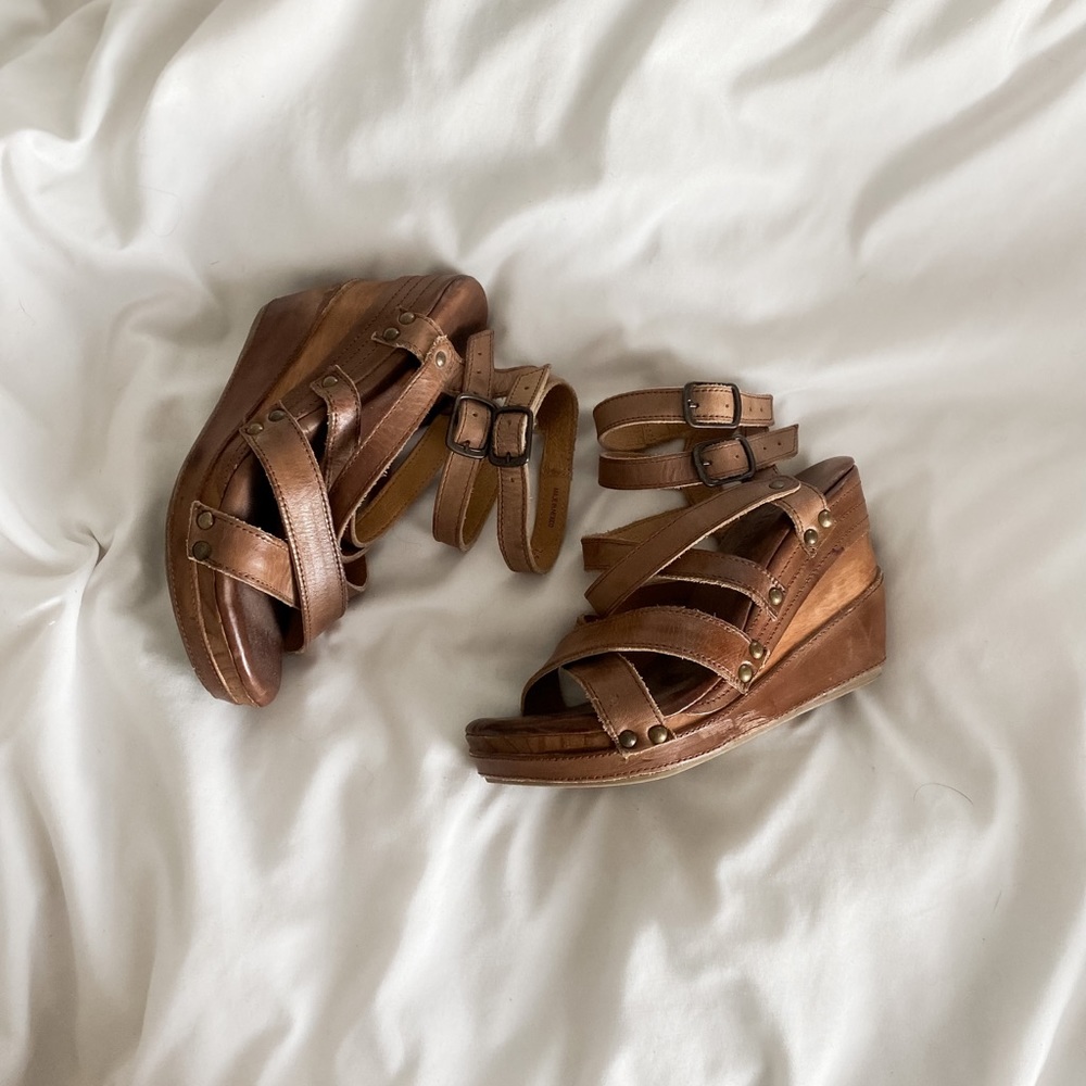 BedStu brown leather wedges.